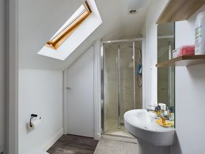 Ensuite- click for photo gallery
